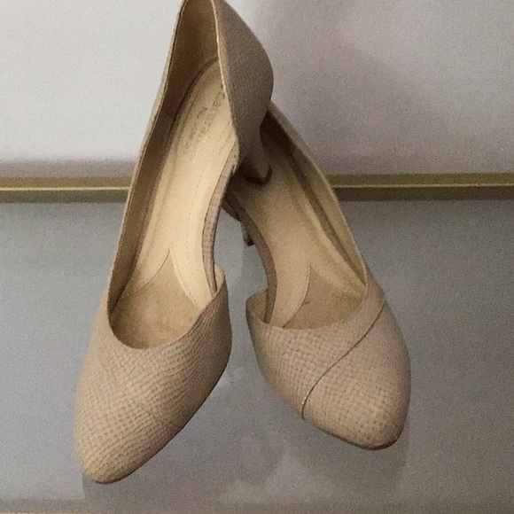 Beige textured 2.5” heel - Picture 1 of 5
